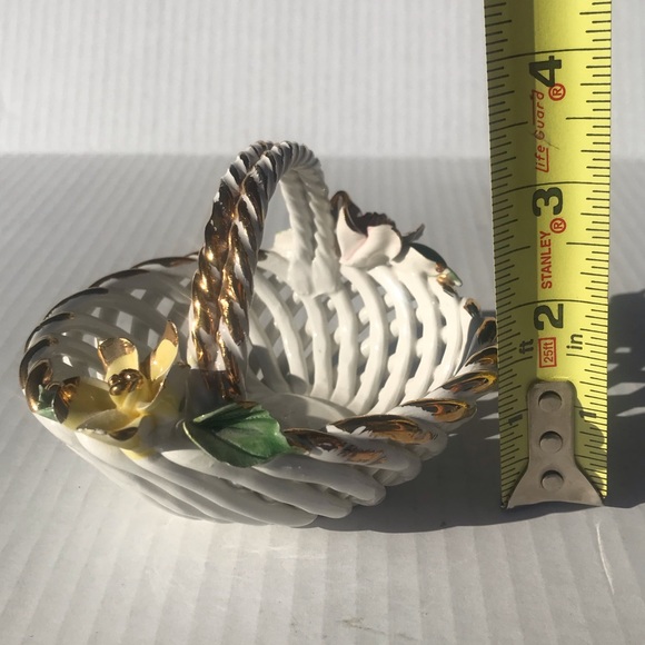Porcelain Basket With Applied Flowers And Gold Details Vintage - Picture 8 of 8